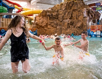 6 Wisconsin Indoor Water Parks for A Warm Winter Getaway