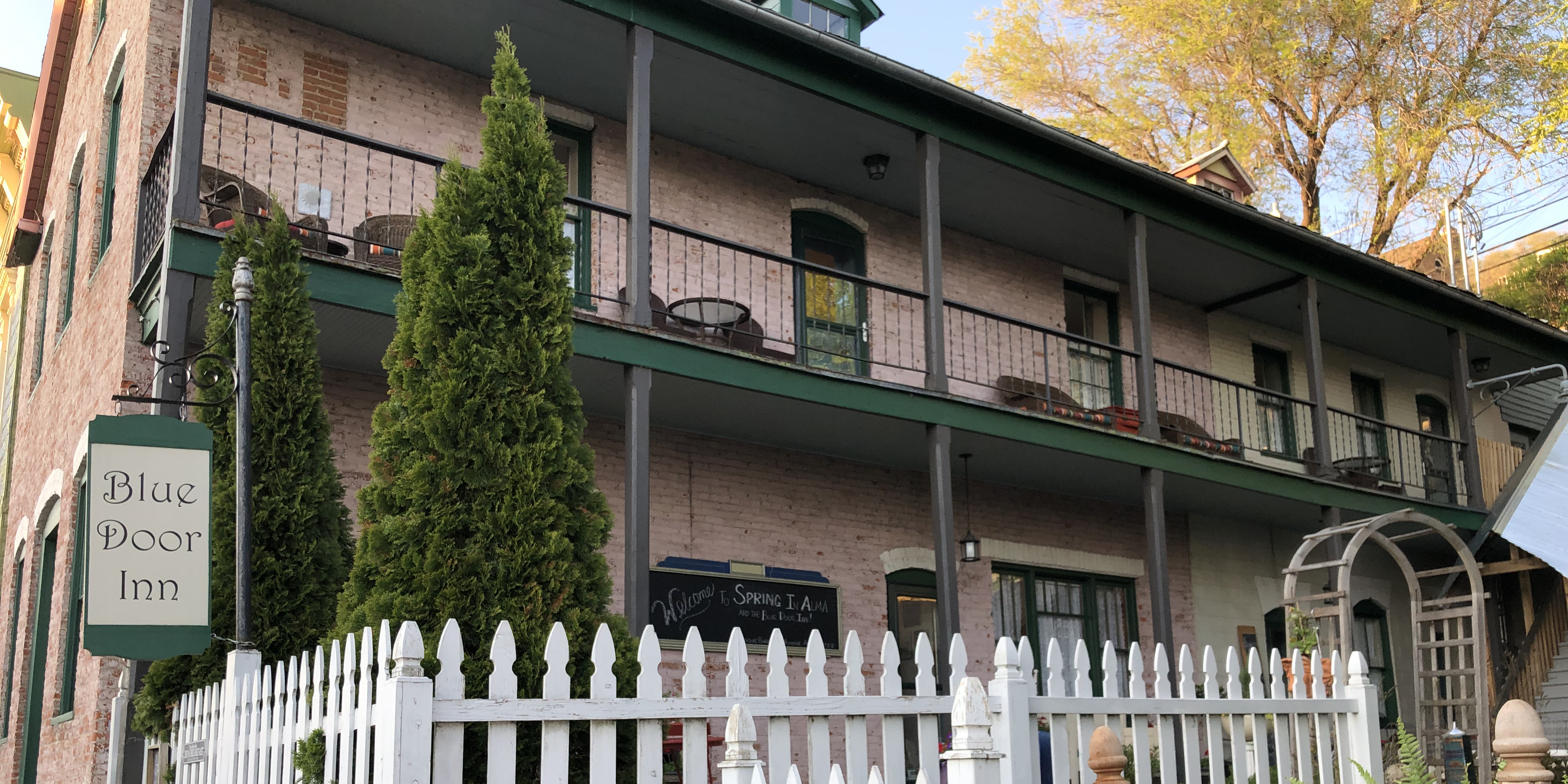 Travel Back In Time At These Wisconsin Cabins And Hotels Travel Wisconsin   Cdbfba5b F86f 414b 9e9b E9aacbb901f8 Blue Door Inn 