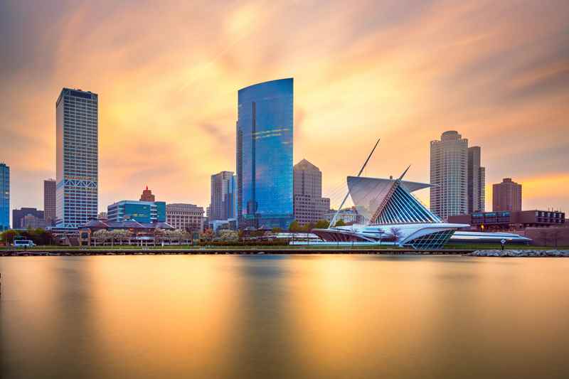 exterior view of milwaukee art museum and downtown milwaukee in background