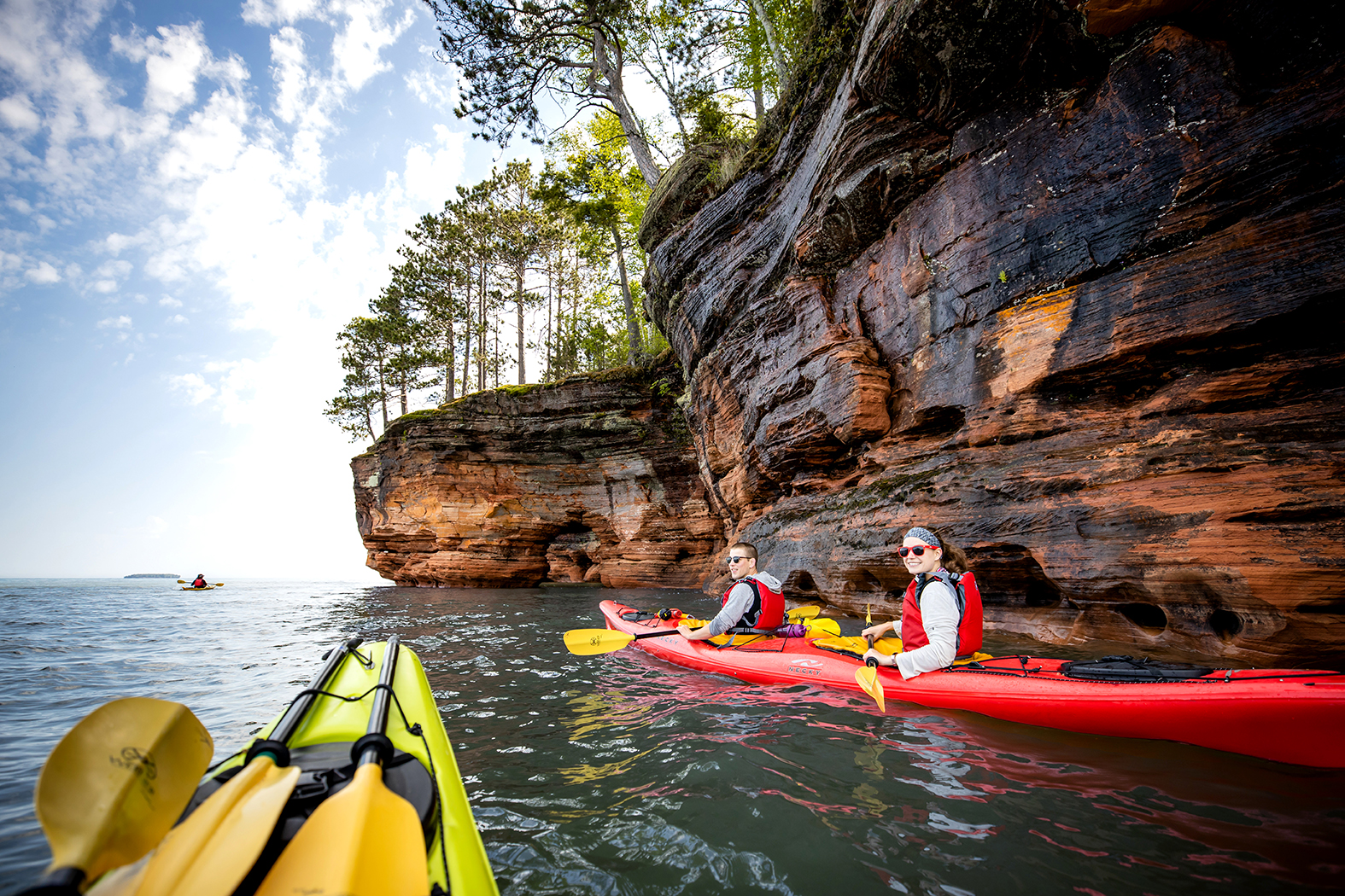 https://www.travelwisconsin.com/uploads/medialibrary/f9/f968f3e3-6ada-4208-a494-691aa935c690-089-kayaking-along-sea-caves-at-apostle-islands-in-bayfield.jpg