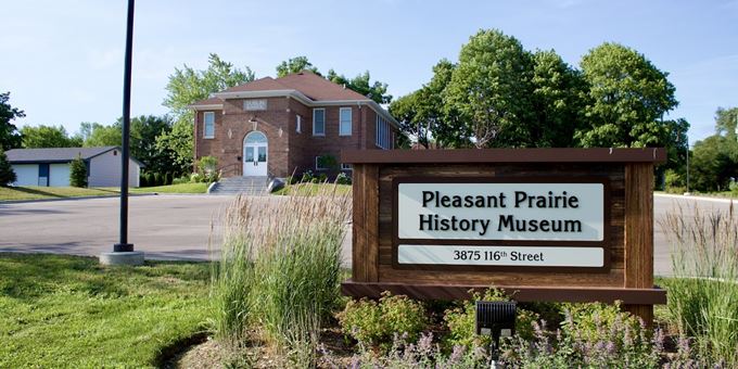 Pleasant Prairie, Wisconsin, Pleasant Prairie is located be…