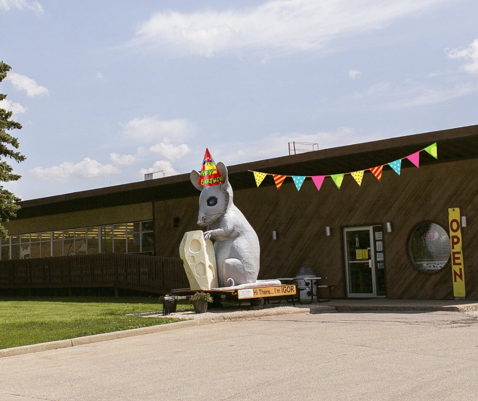 Fennimore Cheese Shop, Igor the Mouse statue, Route 61, Fennimore,  Wisconsin Stock Photo - Alamy